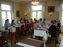 Tekniikan ammattikielen opettajat illallisella kevätpäivillä 2010. Kuva:Lloyd Bethell